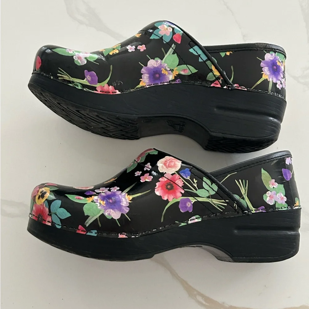 Dansko Black Multicolor Floral Garden Print Patent Leather Clogs Size 36 6 - Picture 3 of 8